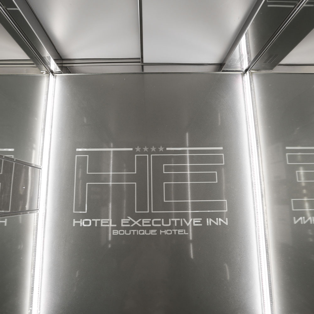 Hotel Executive Inn ascensore in stile modernista con logo dell'hotel