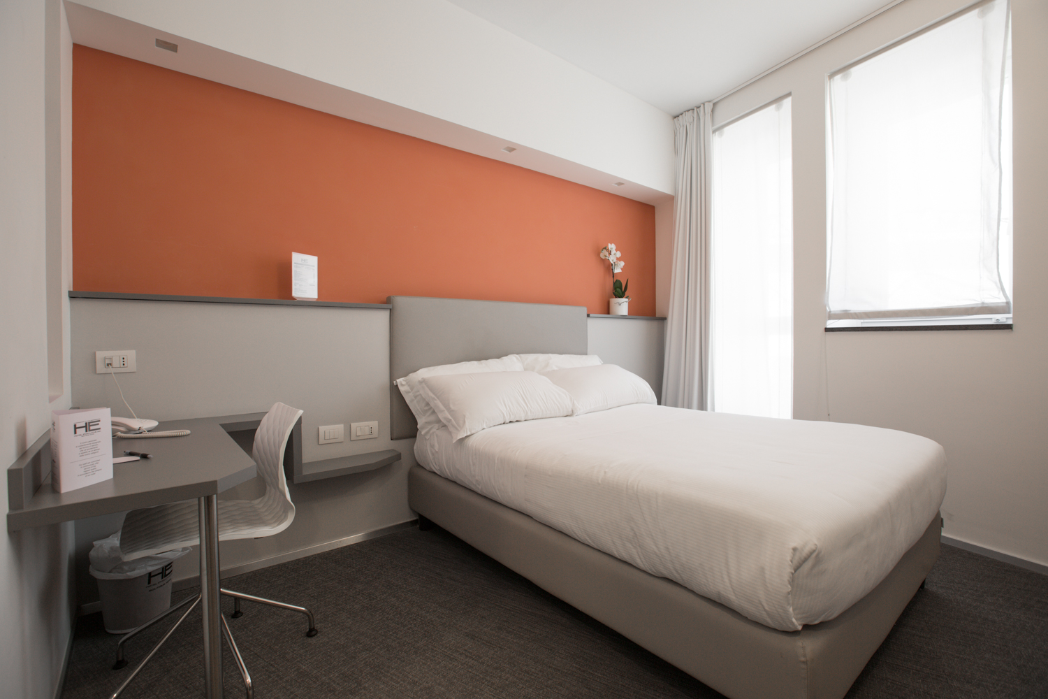 Hotel Executive Inn camera doppia Francese, vista generale di una camera con un letto francese